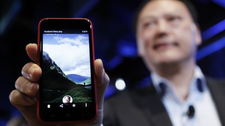 Facebook минава в смартфон офанзива