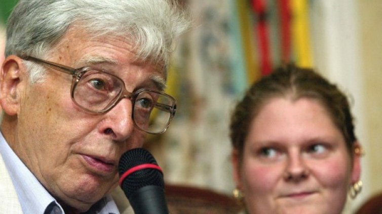 Почина бащата на "бебето в епруветка"