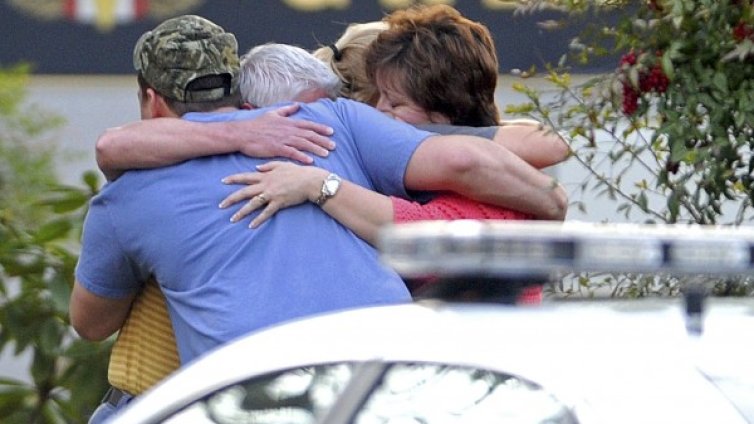 Мъж похити пожарникари, искал да му пуснат тока