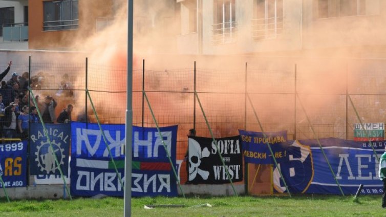 Сини фенове опитаха да линчуват играчите на отбора
