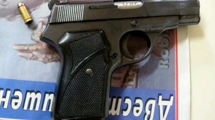 Мъж размахва боен пистолет в Пловдив