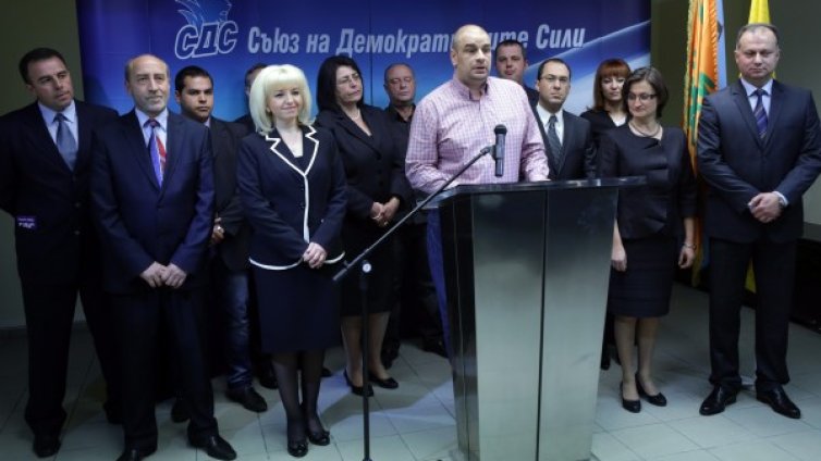 От плакатите на СДС ще ни се усмихват нови физиономии