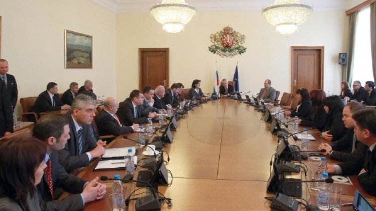 14 областни управители агитират за изборите 