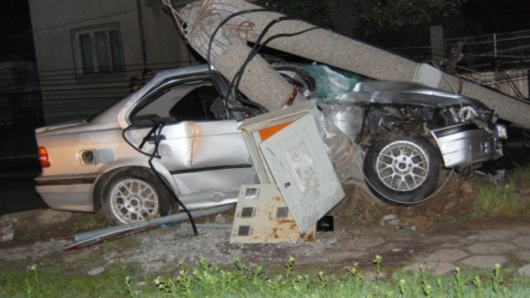 BMW скърши електрически стълб в Симеоновград