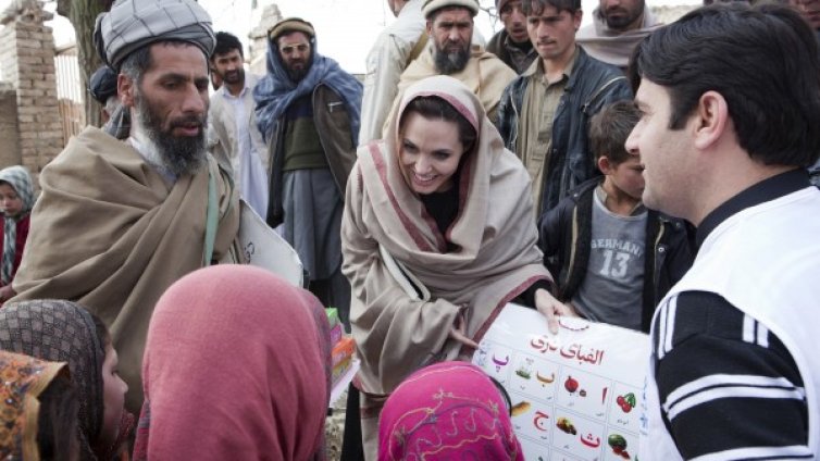 Непознатата красавица, построила училище в Афганистан