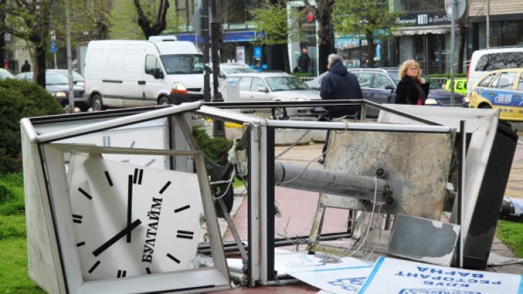 Бурен вятър събори часовника пред общината във Варна 