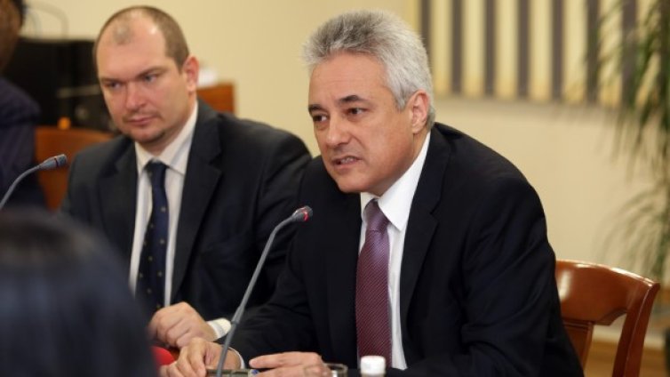 Не смея да допусна, че в момента се подслушва, обяви Райков