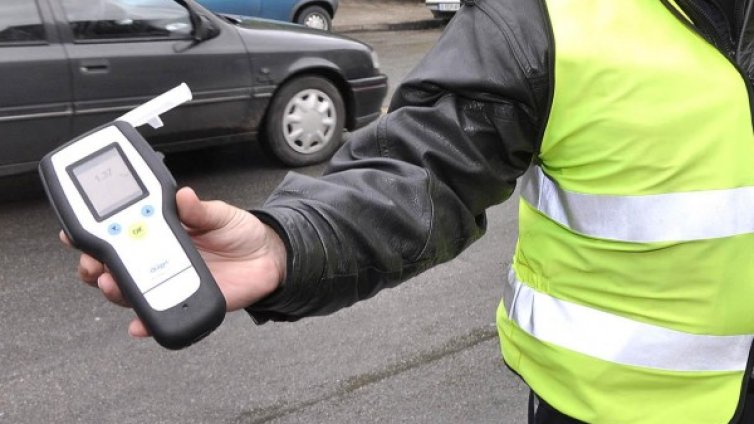 Хванаха "спецагент" да шофира пиян