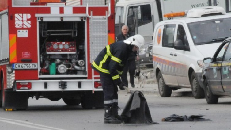 Гума на ТИР уби пешеходец