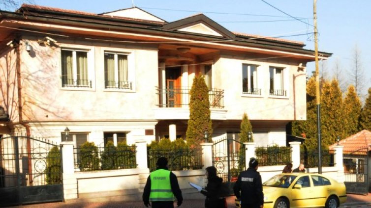 Нова банда за отвличане посегнала на Лара