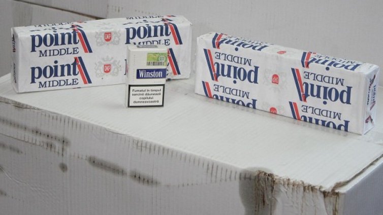 Откриха 45 000 къса цигари и 180 литра алкохол без бандерол 