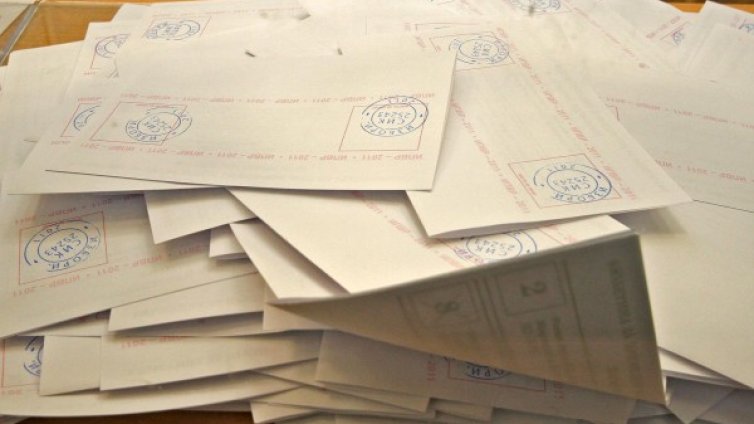 ГЕРБ запазват преднина въпреки скандала с подслушването