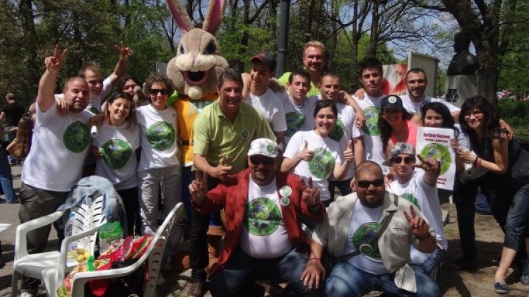 Звезди носят пакети с храна за Великден на нуждаещи се българи 