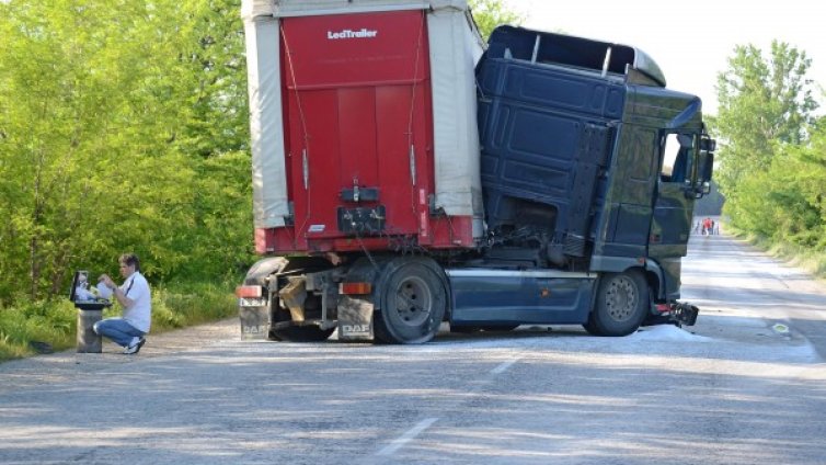 Двама пострадаха при катастрофа във Великотърновско