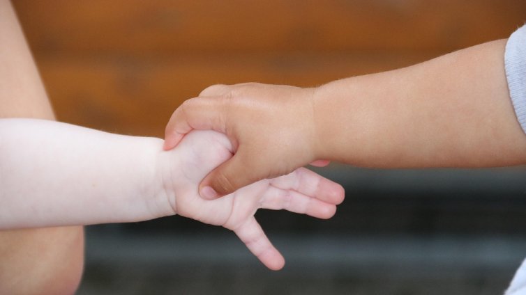 Арестуваха българка в Солун, децата й избягали от дома и пълзели по улиците