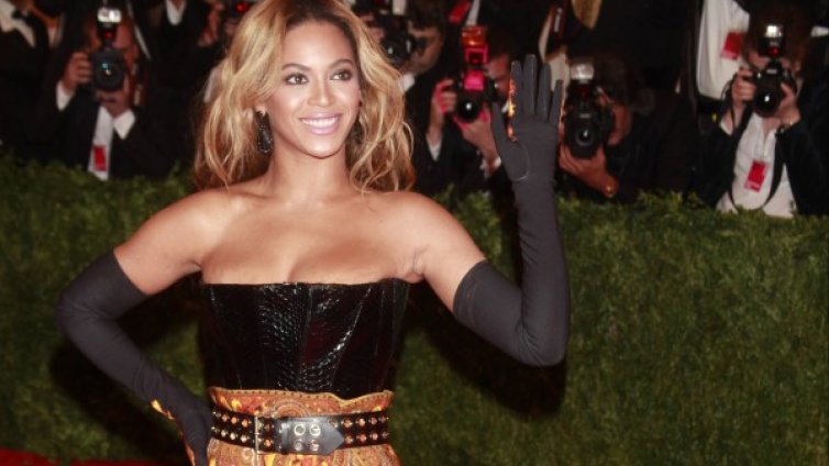 Vogue &ldquo;превърна&ldquo; Мадона в рокерка, а Пери в ходеща църковна икона