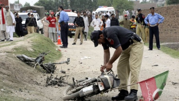 Вълна от атентати помрачават изборите в Пакистан 