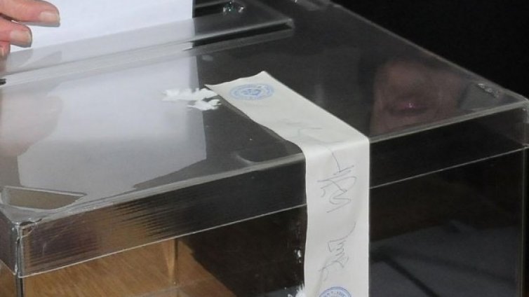 Изборният ден започна спокойно