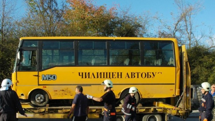 Училищен автобус помете жена на пътя 