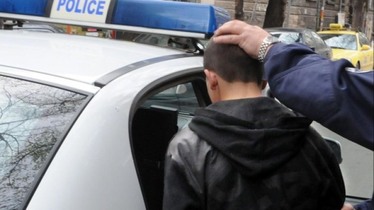 Задържаха телефонни измамници в Бургас