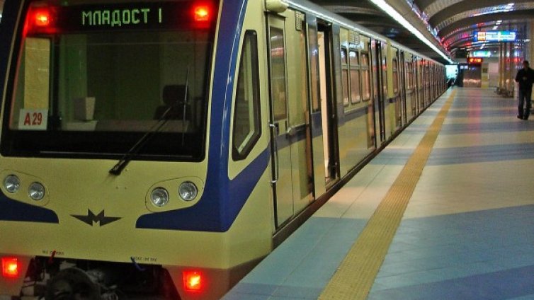 Мъж падна върху релсите на столичното метро