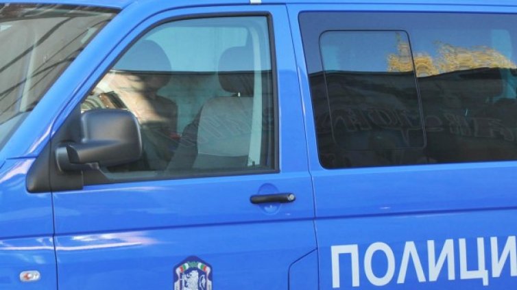 Закопчаха двама бегълци от интернат за серия кражби на коли