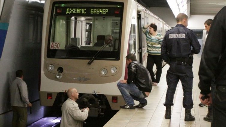 Без левия си крак остана младежът, паднал в метрото
