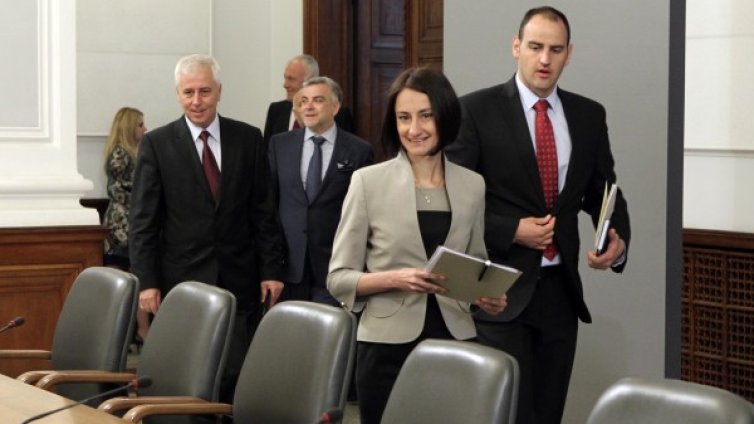 В кабинета за 2 месеца, но пък с дебели отчети 