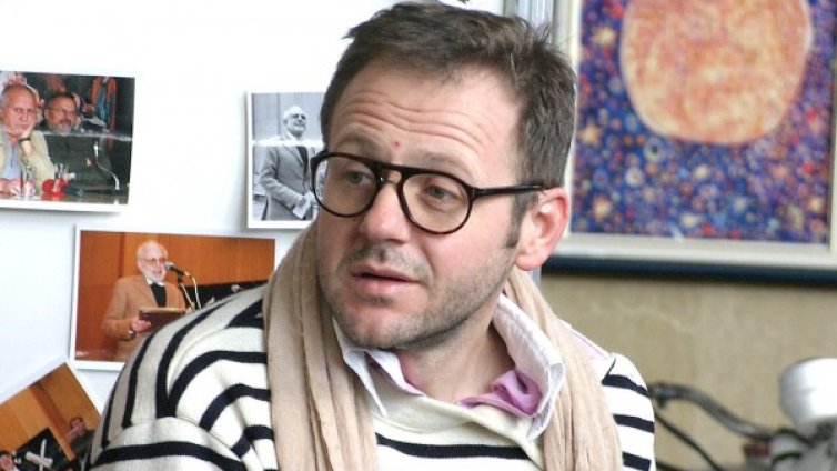 Зад завесата 