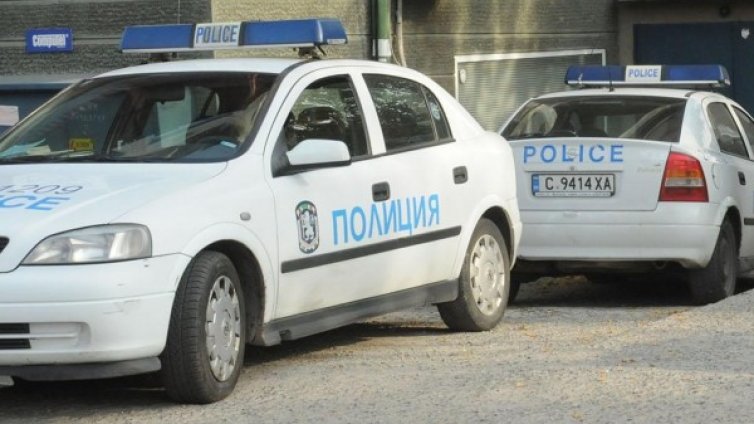 Две момчета и девойка скочиха на полицаи