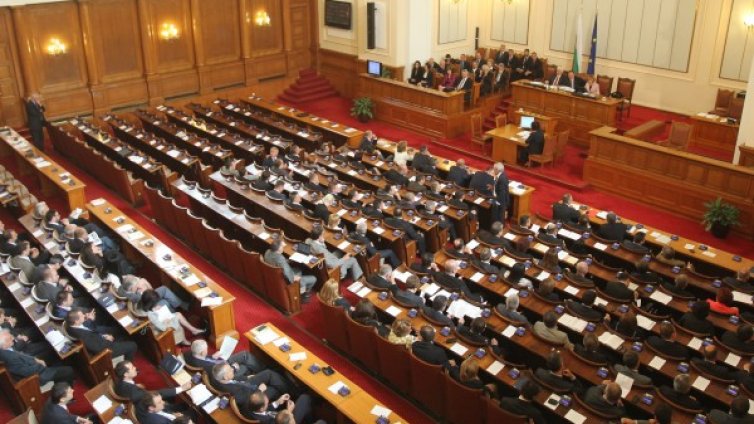 Осем нови депутати влизат в НС