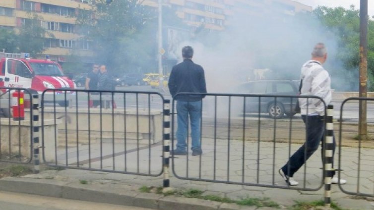Автомобил пламна в движение на  бул. "България"