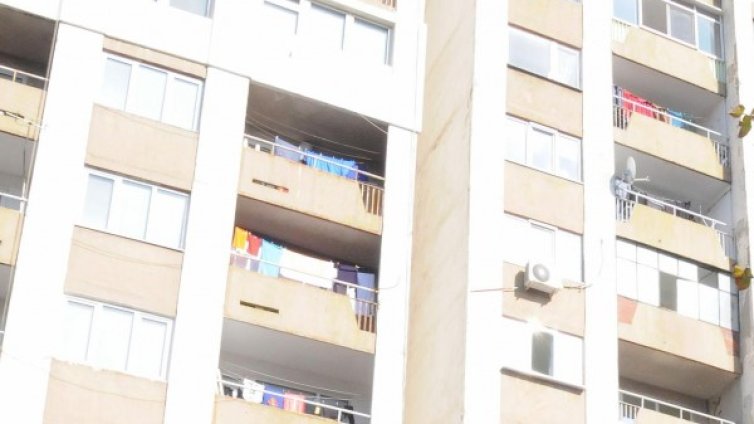 Спасиха мъж, готвел се да скочи от 8-ия етаж в Силистра