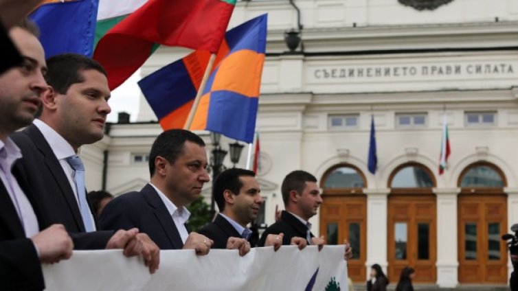 След скандала "Горчиво": РЗС с фес &ndash; дар за Сидеров