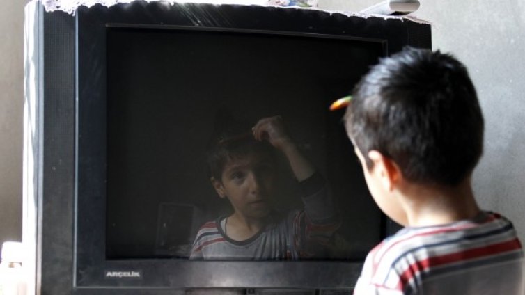 Родителите определят колко телевизия гледат децата им