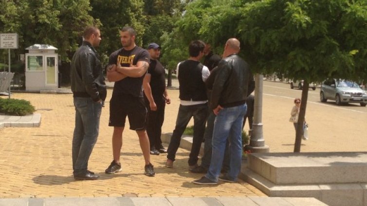 Национализъм до дупка: Извини се, бе!