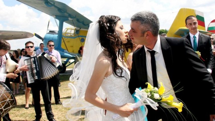 Откраднаха булка от самолет!