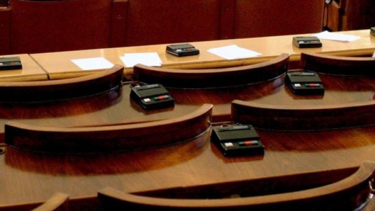 Червените депутати със солени глоби за отсъствия