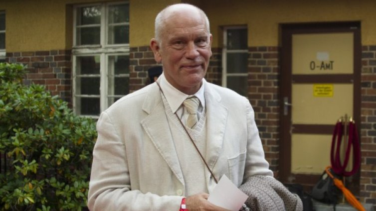 Джон Малкович спаси пенсионер в Торонто 