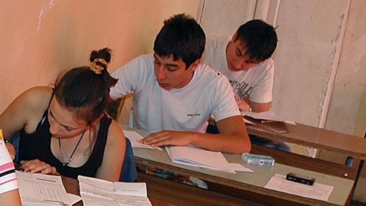 100 ученици с по две шестици, двама &ndash; кръгла нула на матурите