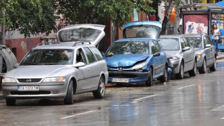 Четири коли се нанизаха в дъжда до Графа