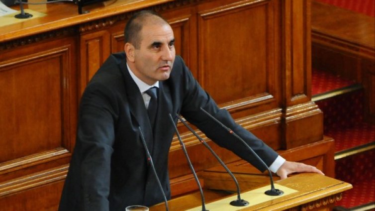 Цветанов надничал и под чаршафите на министрите