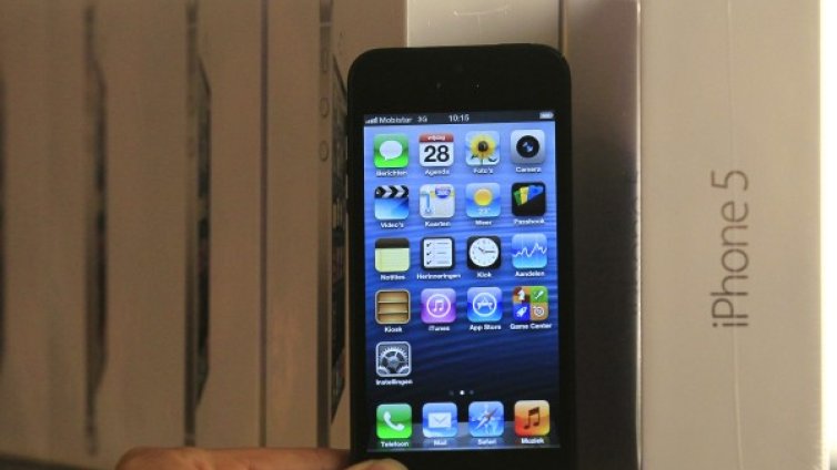 По-голям iPhone и цветни пластмасови корпуси за евтиния модел