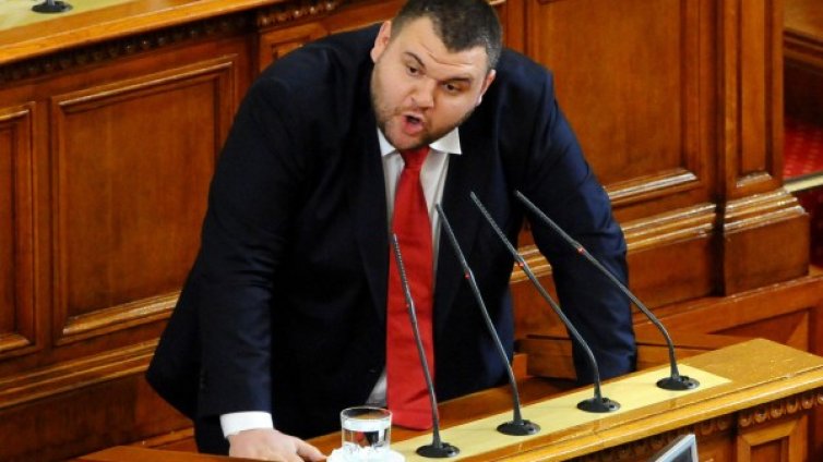 Няма да разчиствам сметки, кълне се Пеевски