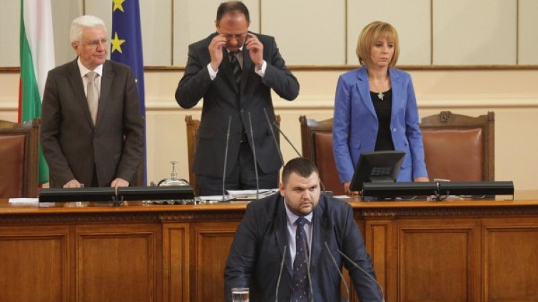 Кадър по кадър: Клетвата на Пеевски