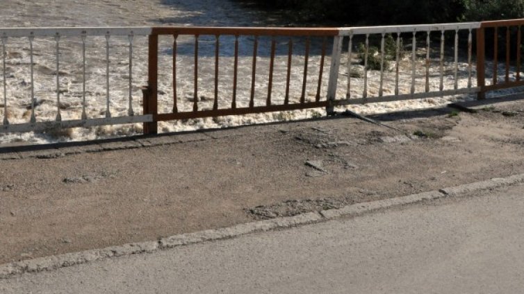 Придошлите води на река Осъм събориха мост