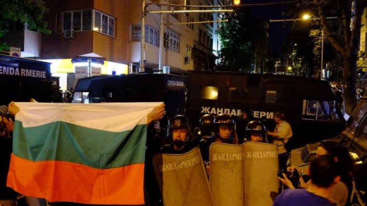 Екшън и бутилки около централата на &bdquo;Атака&ldquo;
