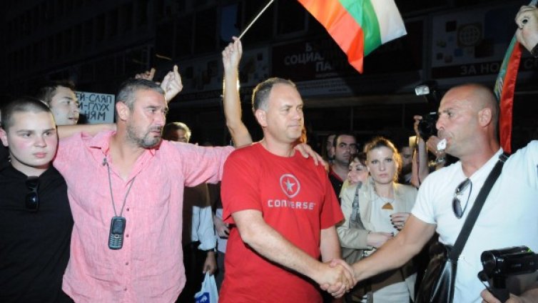 Един червен поздравен, но в схватката на протеста