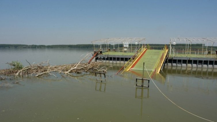 Дунав спада, за пръв път от шест дни насам