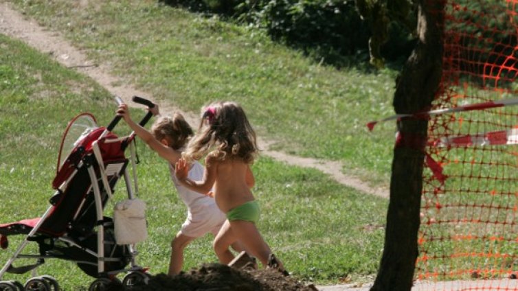 "Подарък" за майките - парите им скачат от 1 юли на 310 лева 